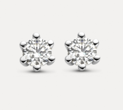14 KARAAT WITGOUDEN SOLITAIR OORSTEKERS MODEL REALE MET BRILJANT.
Elegante midden hoog gezette oorsieraden met schitterende briljant geslepen diamant, helemaal van nu. Maak je set compleet met bijpassende hanger en ring.